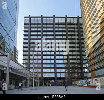 Eingang zum Amazon anonym neue UK-Hauptquartier in London, am Hauptsitz, in der Nähe der Liverpool Street. Zeigt Wohnturm nach rechts. Stockfoto