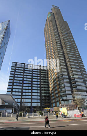 Amazon anonym neue UK-Hauptquartier in London, am Hauptsitz, in der Nähe der Liverpool Street. Zeigt angrenzenden Wohnturm nach rechts. Stockfoto