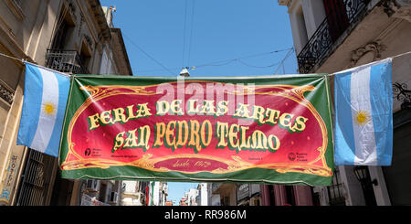 Gefederte oberhalb der Straße ist ein Banner der Verkündigung des Arts Fair im Viertel San Telmo in Buenos Aires, Argentinien. Stockfoto