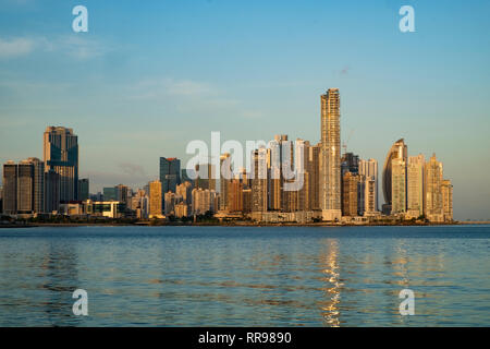 Die Skyline von Panama City bei Sonnenuntergang, Panama City, Panama, Mittelamerika Stockfoto