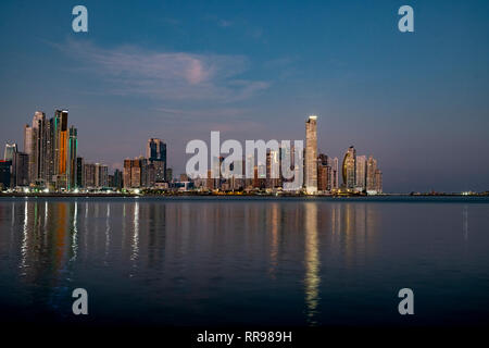 Die Skyline von Panama-Stadt bei Nacht, Panama City, Panama, Mittelamerika Stockfoto