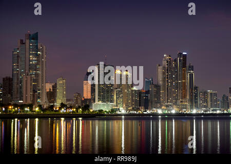 Die Skyline von Panama-Stadt bei Nacht, Panama City, Panama, Mittelamerika Stockfoto