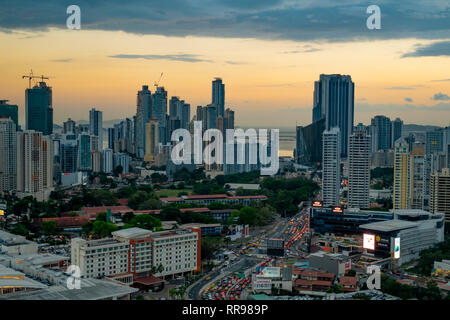 Die Skyline von Panama-Stadt bei Nacht, Panama City, Panama, Mittelamerika Stockfoto