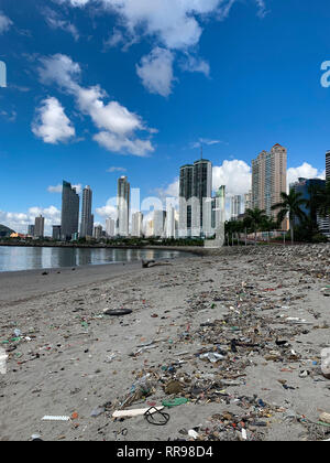 Müll von den Gezeiten gezogen am Bürgersteig (Cinta Costera) in den öffentlichen Park am Meer Strandpromenade und Skyline Hintergrund in Panama City (Avenida Balboa), Pana Stockfoto