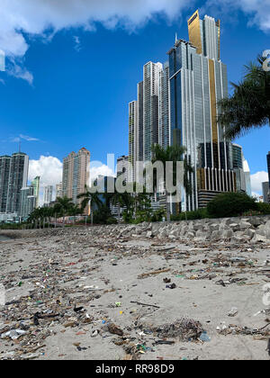 Müll von den Gezeiten gezogen am Bürgersteig (Cinta Costera) in den öffentlichen Park am Meer Strandpromenade und Skyline Hintergrund in Panama City (Avenida Balboa), Pana Stockfoto