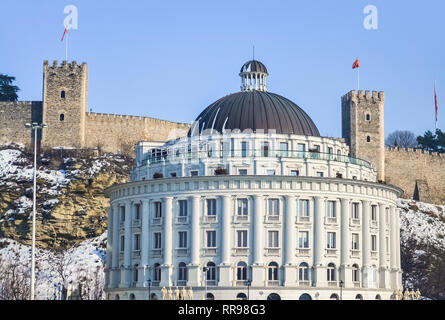 Alte Festung und ein neues Gebäude in Skopje gesehen Seite an Seite Stockfoto