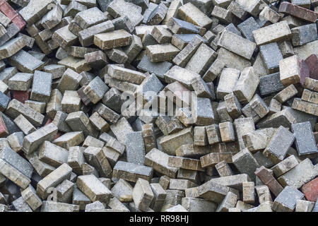 Stapel der alten Ziegel nach der Sanierung der Fahrbahn Stockfoto