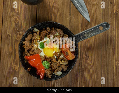 Makhlama Lahm - Irakische Eier mit Lamm und Tomaten, Frühstück Teller, Masse Lamm ist mit Zwiebeln, Tomaten und Petersilie angebraten, gewürzt Stockfoto