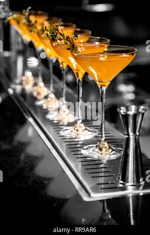 Cocktails in Gläser auf einen Tresen. Stockfoto
