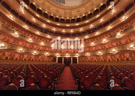 Das Innere des Teatro Colon in Buenos Aires, dargestellt von in der Nähe der Bühne ein Blick zurück auf das Publikum. Stockfoto