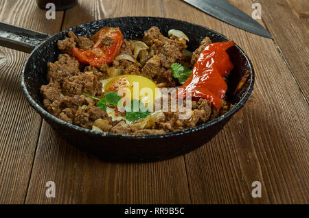 Makhlama Lahm - Irakische Eier mit Lamm und Tomaten, Frühstück Teller, Masse Lamm ist mit Zwiebeln, Tomaten und Petersilie angebraten, gewürzt Stockfoto