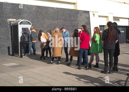 Brighton, England am 23. Februar 2019. Warteschlange, Geldautomat. Stockfoto