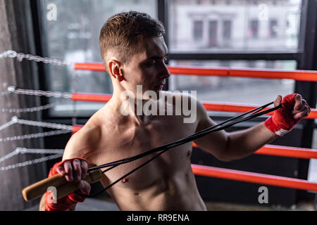 Muskulöse Sportler boxer Mann mit Seil in den Ring Stockfoto