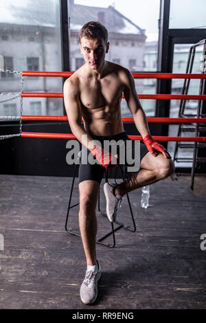 Boxer Mann mit Seil sitzen auf Stuhl in den Ring Stockfoto