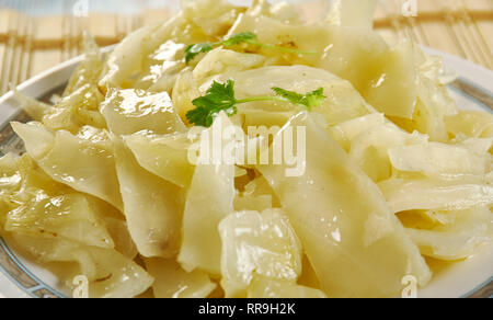 Bayrisch Kraut - Bayerische Kohl, zerkleinerte Kohl, die in Rinderbrühe mit Schweineschmalz, Zwiebeln gekocht wird, Äpfel, und gewürzt mit Essig Stockfoto