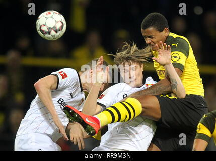 Manuel Akanji von Borussia Dortmund, (rechts) und Zinn Jedvaj von Leverkusen (Mitte), sind in der deutschen Bundesliga Fußball Spiel zwischen Borussia Dortmund und Bayer Leverkusen in Dortmund gesehen. (Endstand; Borussia Dortmund 3:2 Bayer Leverkusen) Stockfoto