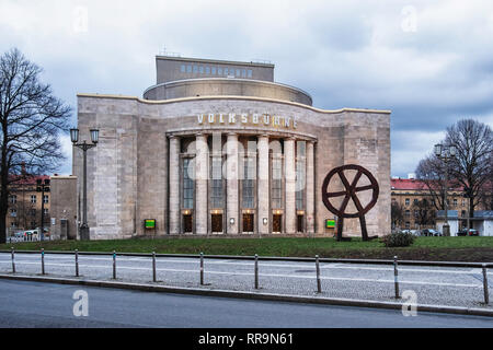 Berlin, Mitte, Rosa-Luxemburg-Platz. Volksbühne Völker theater Außenfassade. Konkrete theater Gebäude mit Säulen Stockfoto