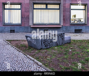 Berlin, Mitte. Die Gedumpten aufgegeben Sofa auf Stadt Pflaster mit Zeichnung von street artist, Buder. Papierkorb Kunst wird bald verschwunden sein Stockfoto