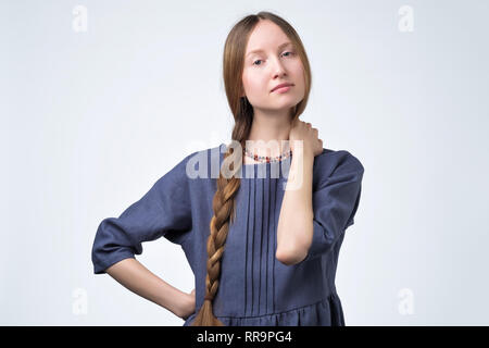 Russische Mädchen mit Braid Haar, Lächeln mit selbstbewussten und freundlichen Blick Stockfoto