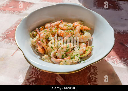 Original Italienischer Salat mit Meeresfrüchten, mit Shrimps, Muscheln, Tintenfisch, Petersilie, Knoblauch und Öl der Oliven, unter der warmen Sonne Licht Stockfoto