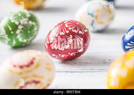 Close-up bunte Ostereier auf Holztisch. Stockfoto