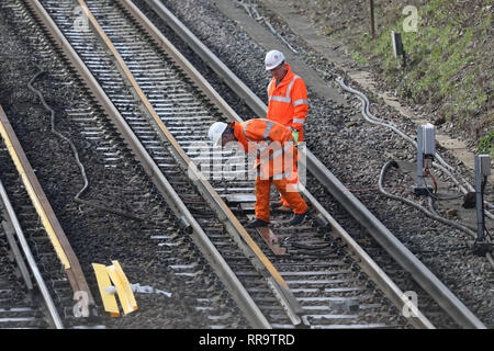 Eisenbahn Ingenieure arbeiten auf der Strecke am südlichen Ende von die Brighton Main Line. Die Verbesserung arbeitet auf die Brighton Main Line sind ein wichtiger Teil eines 300 Mio. £ Regierung finanziertes Programm zu verzögern Hotspots anzugehen und die Zuverlässigkeit der Eisenbahn in den Süden Osten, einschließlich der erweiterten Thameslink Netzwerk steigern. Die Brighton Main Line ist ein Key rail Route, verbindet den Flughafen Gatwick und der Südküste mit London und wird von 300.000 Menschen jeden Tag genutzt. 20. Februar 2019 Stockfoto