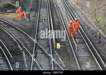 Eisenbahn Ingenieure arbeiten auf der Strecke am südlichen Ende von die Brighton Main Line. Die Verbesserung arbeitet auf die Brighton Main Line sind ein wichtiger Teil eines 300 Mio. £ Regierung finanziertes Programm zu verzögern Hotspots anzugehen und die Zuverlässigkeit der Eisenbahn in den Süden Osten, einschließlich der erweiterten Thameslink Netzwerk steigern. Die Brighton Main Line ist ein Key rail Route, verbindet den Flughafen Gatwick und der Südküste mit London und wird von 300.000 Menschen jeden Tag genutzt. 20. Februar 2019 Stockfoto