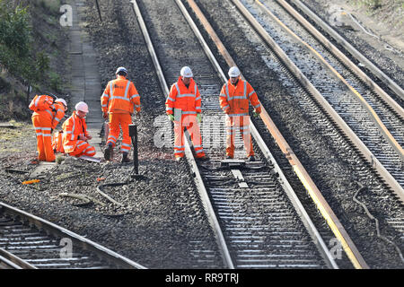 Eisenbahn Ingenieure arbeiten auf der Strecke am südlichen Ende von die Brighton Main Line. Die Verbesserung arbeitet auf die Brighton Main Line sind ein wichtiger Teil eines 300 Mio. £ Regierung finanziertes Programm zu verzögern Hotspots anzugehen und die Zuverlässigkeit der Eisenbahn in den Süden Osten, einschließlich der erweiterten Thameslink Netzwerk steigern. Die Brighton Main Line ist ein Key rail Route, verbindet den Flughafen Gatwick und der Südküste mit London und wird von 300.000 Menschen jeden Tag genutzt. 20. Februar 2019 Stockfoto