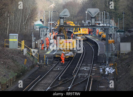 Eisenbahningenieure an Wivelsfield Station am südlichen Ende von die Brighton Main Line arbeiten. Die Verbesserung arbeitet auf die Brighton Main Line sind ein wichtiger Teil eines 300 Mio. £ Regierung finanziertes Programm zu verzögern Hotspots anzugehen und die Zuverlässigkeit der Eisenbahn in den Süden Osten, einschließlich der erweiterten Thameslink Netzwerk steigern. Die Brighton Main Line ist ein Key rail Route, verbindet den Flughafen Gatwick und der Südküste mit London und wird von 300.000 Menschen jeden Tag genutzt. 20. Februar 2019 Stockfoto