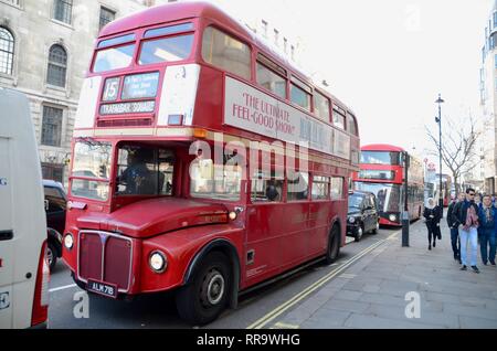 Vintage routemaster Bus noch in London England auf der Nr. 15 Bus Route mit einer aktualisierten Version dahinter Stockfoto