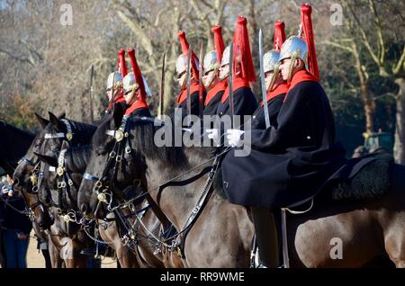 Eine Linie der Soldaten zu Pferd an der Londons Wachwechsel Zeremonie UK Stockfoto