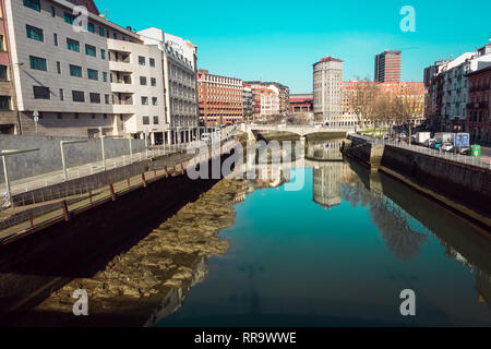 Puente de la Merced in Bilbao, Reflexionen über die Ria de Bilbao an einem sonnigen Tag, Baskenland Stockfoto