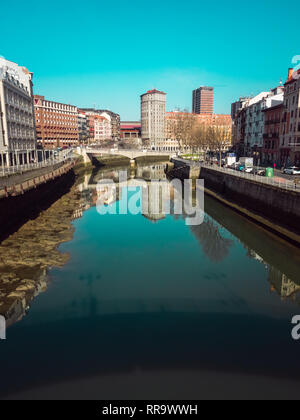 Puente de la Merced in Bilbao, Reflexionen über die Ria de Bilbao an einem sonnigen Tag, Baskenland Stockfoto