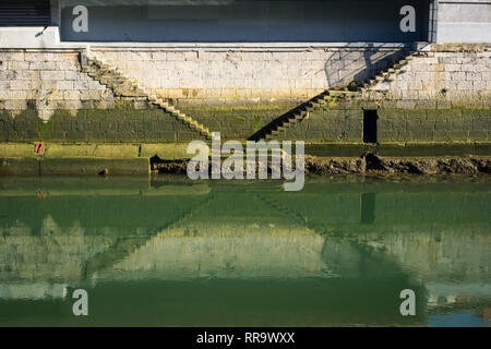 Treppen in der Ribera de Bilbao Markt, zum Fluss hinunter gehen. Baskenland Stockfoto