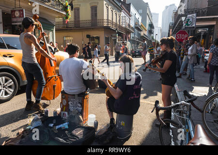 French Quarter New Orleans, Rückansicht einer Band, Blues und Country Musik in Royal Street in der Mitte des French Quarter, New Orleans, USA Stockfoto