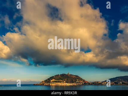 Dramatische Wolken über San Sebastian, Spanien in den späten Nachmittag Stockfoto