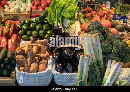 Anders farbigen Adern in einem traditionellen Markt in Bilbao, Spanien. Veggie Stockfoto