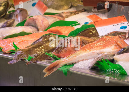 Verschiedene Fische in einem traditionellen Markt in Bilbao, Spanien Stockfoto