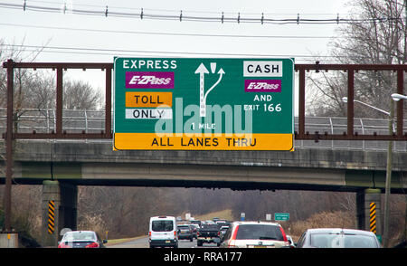 NEW YORK, USA - Dezember 14, 2018: EZPass Zeichen und Terminal. E-ZPass ist elektronischen Mautsystem auf mautpflichtigen Straßen, Tunnel und Brücken verwendet, Stockfoto