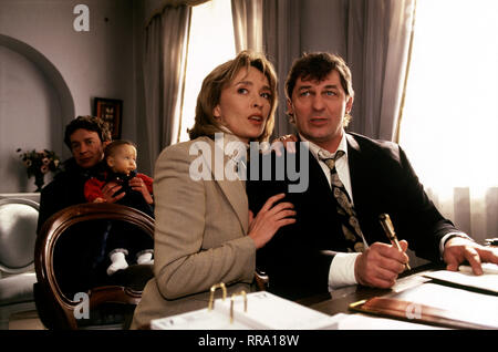 Anne (CHRISTINE REINHART) und Jochen (HEINZ HOENIG) mit dem Standesamt. 39954/Überschrift: VERDAMMTES GLÜCK/Deutschland 1996 Stockfoto