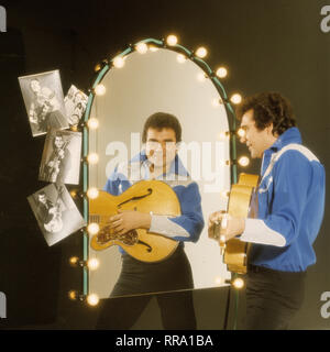 TED HEROLD, Rock'n'Roll-Sänger, mit Gitarre, Blick in den Spiegel, 80er Jahre. United Archives/Kpa/Reiss/Portrait, Musik, Sänger, Musiker, Rock'n'Roll, 80er/Überschrift: TED HEROLD Stockfoto