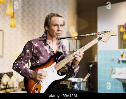 PETER KRAUS, Rock'n'Roll-Sänger, mit Gitarre, 80er Jahre. /Portrait, Musik, Sänger, Musiker, Rock'n'Roll, 80er/Überschrift: PETER KRAUS Stockfoto