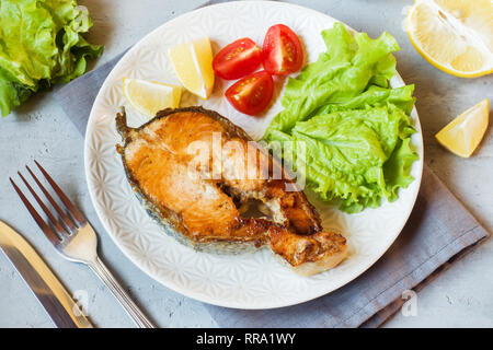 Steak gebackenen Lachs Fisch auf einer Platte mit frischem Gemüse Stockfoto