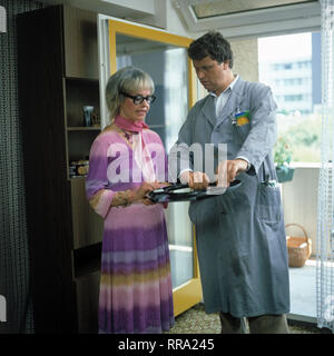 FAST WIA IM RICHTIGEN LEBEN/D 1984 / Hanns Christian Müller/GISELA SCHNEEBERGER und Gerhard Polt im Sketch: 'Der Bohemien' 29618/Überschrift: FAST WIA IM RICHTIGEN LEBEN/D 1984 Stockfoto