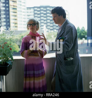 FAST WIA IM RICHTIGEN LEBEN/D 1984 / Hanns Christian Müller/GISELA SCHNEEBERGER und Gerhard Polt im Sketch: 'Der Bohemien' 29618/Überschrift: FAST WIA IM RICHTIGEN LEBEN/D 1984 Stockfoto