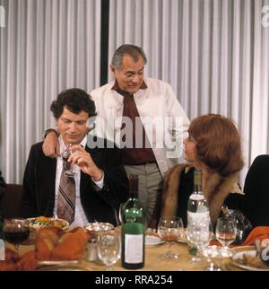 FAST WIA IM RICHTIGEN LEBEN/D 1982 / Hanns Christian Müller/Gerhard Polt, Sammy Drechsel, GISELA SCHNEEBERGER im Sketch: 'Empfang' 29618/Überschrift: FAST WIA IM RICHTIGEN LEBEN/D 1982 Stockfoto