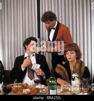 FAST WIA IM RICHTIGEN LEBEN/D 1982 / Hanns Christian Müller/Gerhard Polt, Komparse (Kellner), GISELA SCHNEEBERGER im Sketch: 'Empfang' 29618/Überschrift: FAST WIA IM RICHTIGEN LEBEN/D 1982 Stockfoto