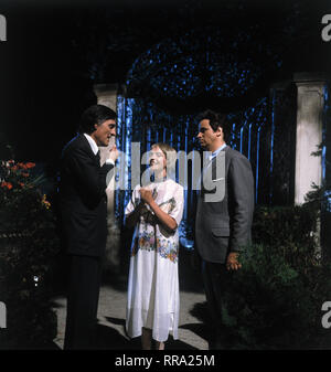 FAST WIA IM RICHTIGEN LEBEN/D 1980 / Hanns Christian Müller/HELMUT FISCHER, GISELA SCHNEEBERGER, Gerhard Polt im Sketch: 'Der Heimweg' 29618/Überschrift: FAST WIA IM RICHTIGEN LEBEN/D 1980 Stockfoto