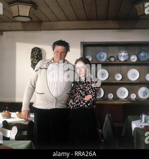 FAST WIA IM RICHTIGEN LEBEN/D 1984 / Hanns Christian Müller/Gerhard Polt, GISELA SCHNEEBERGER im Sketch: 'Die Nachbestellung' 29618/Überschrift: FAST WIA IM RICHTIGEN LEBEN/D 1984 Stockfoto