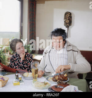 FAST WIA IM RICHTIGEN LEBEN/D 1984 / Hanns Christian Müller/GISELA SCHNEEBERGER, Gerhard Polt im Sketch: 'Die Nachbestellung' 29618/Überschrift: FAST WIA IM RICHTIGEN LEBEN/D 1984 Stockfoto